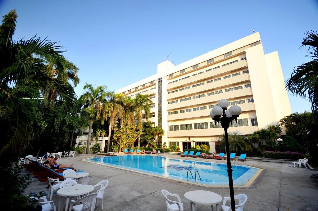 Maeyom Palace Hotel Phrae Exterior foto