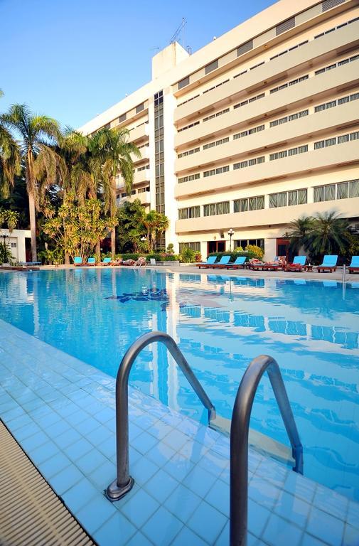 Maeyom Palace Hotel Phrae Exterior foto