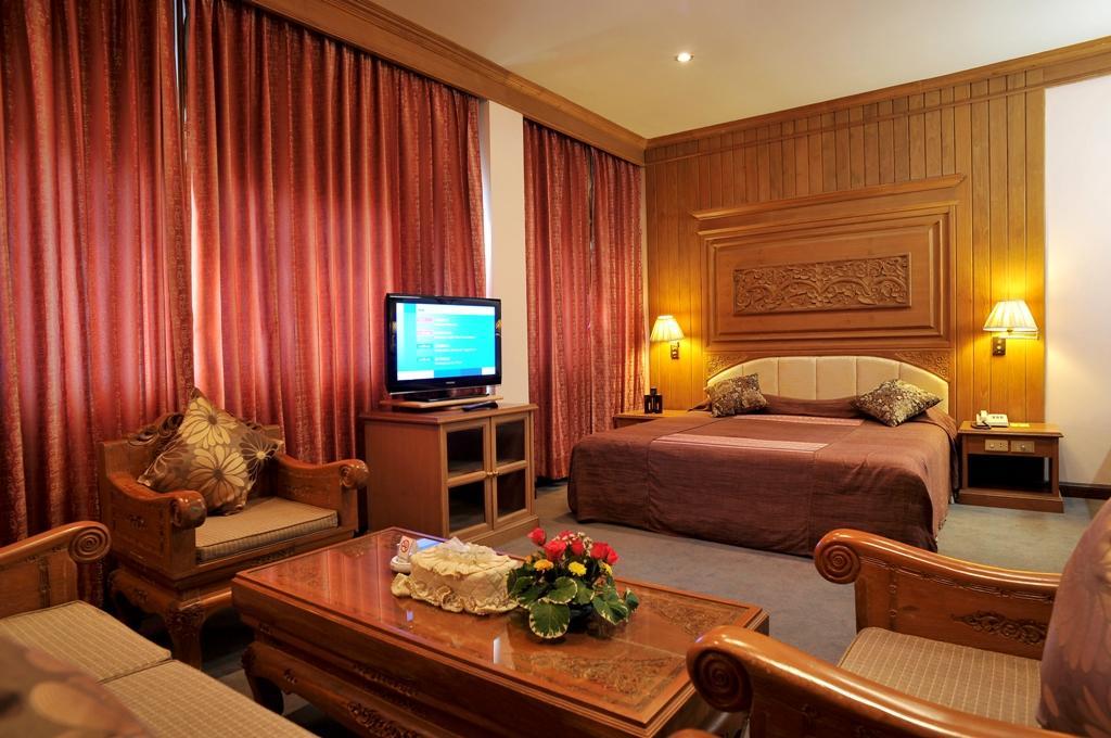Maeyom Palace Hotel Phrae Exterior foto